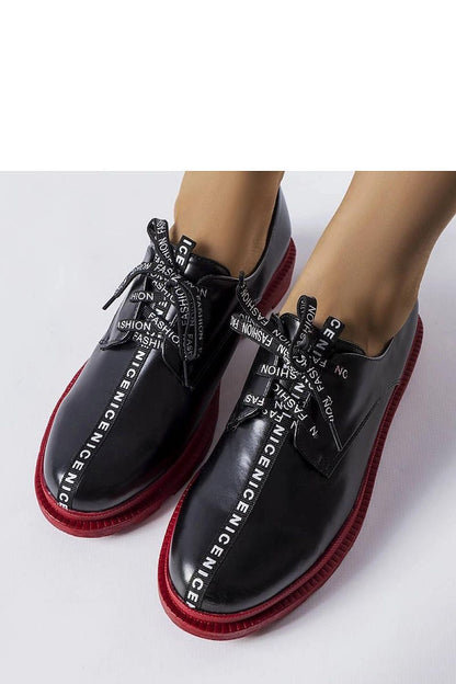   Czarne półbuty z kontrastową podeszwą Hanifan - Solea 