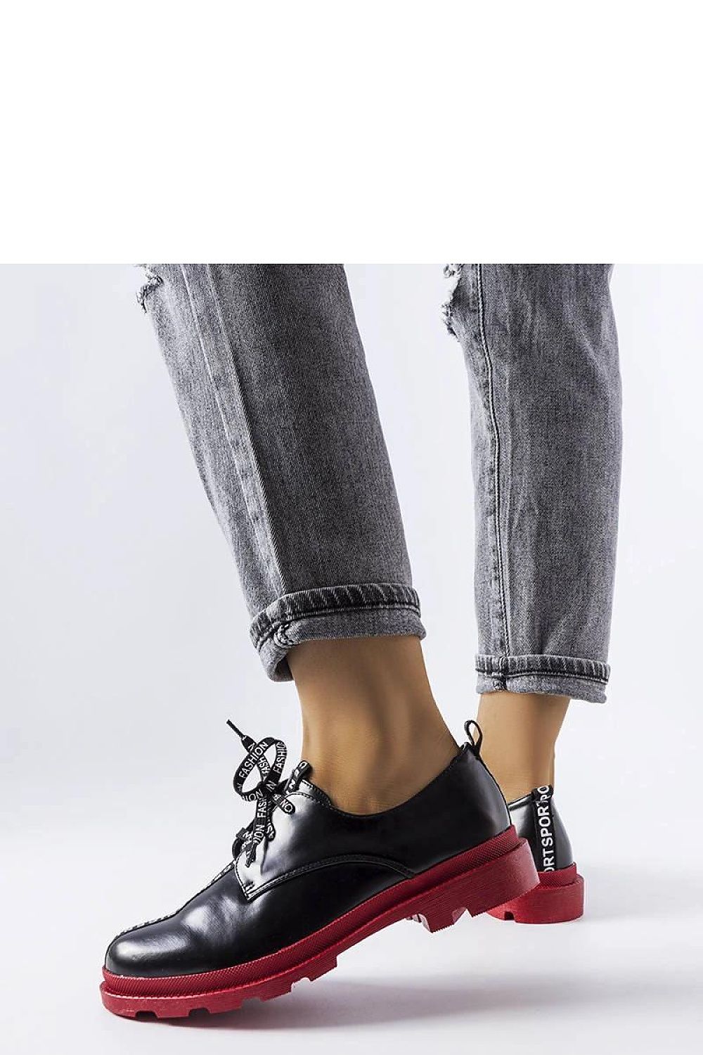   Czarne półbuty z kontrastową podeszwą Hanifan - Solea 