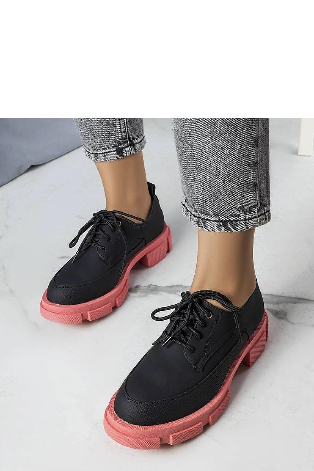   Czarne półbuty na masywnej podeszwie Kay - Solea 