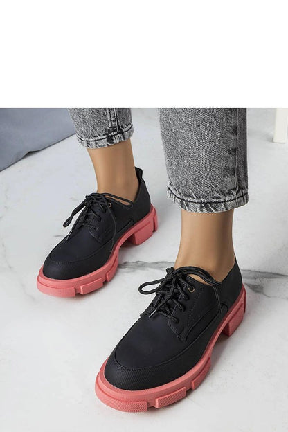   Czarne półbuty na masywnej podeszwie Kay - Solea 