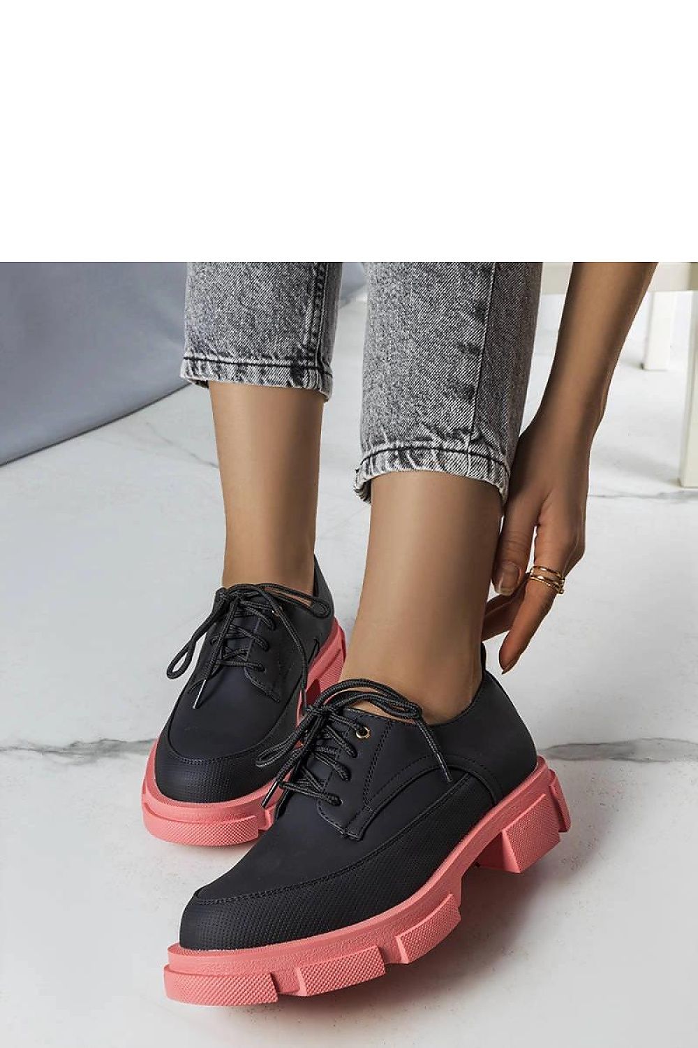   Czarne półbuty na masywnej podeszwie Kay - Solea 