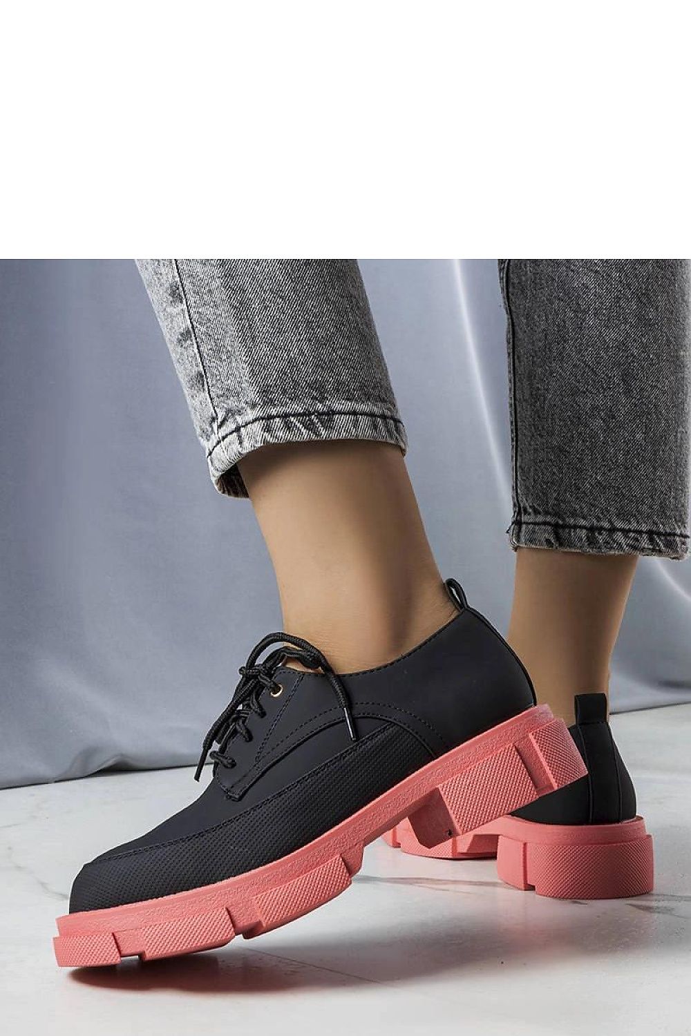   Czarne półbuty na masywnej podeszwie Kay - Solea 