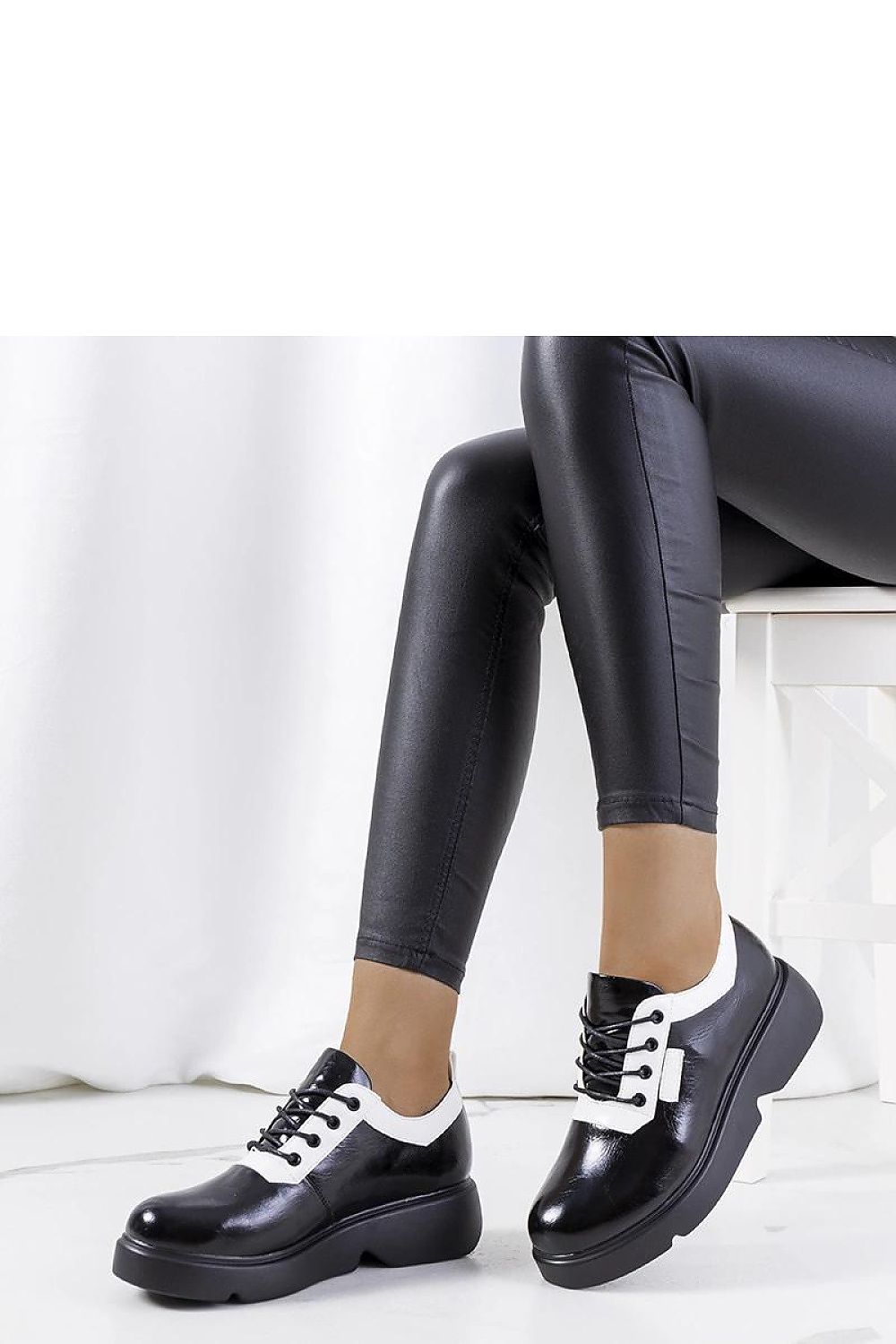   Czarne półbuty Parram - Solea 