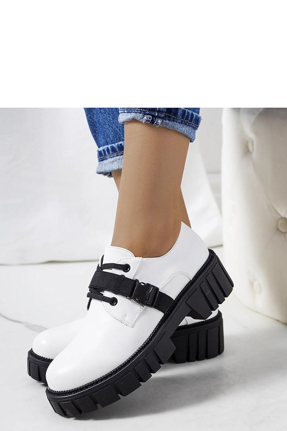   Białe półbuty na traktorowej podeszwie Marike - Solea 