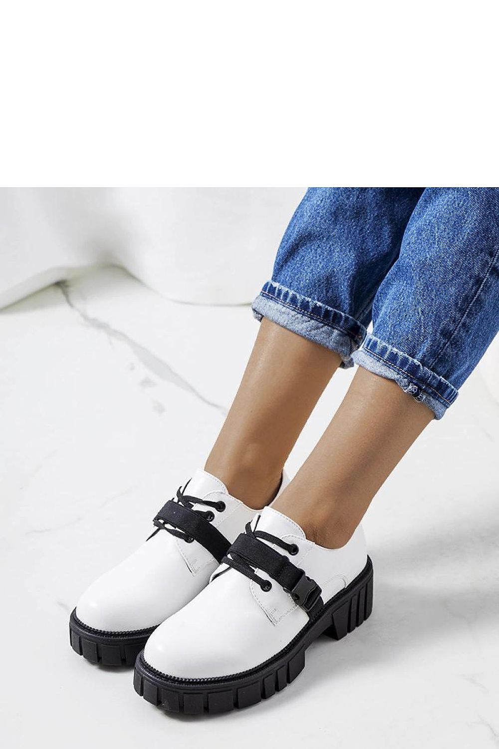   Białe półbuty na traktorowej podeszwie Marike - Solea 