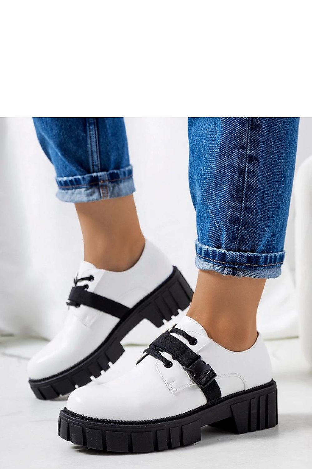   Białe półbuty na traktorowej podeszwie Marike - Solea 