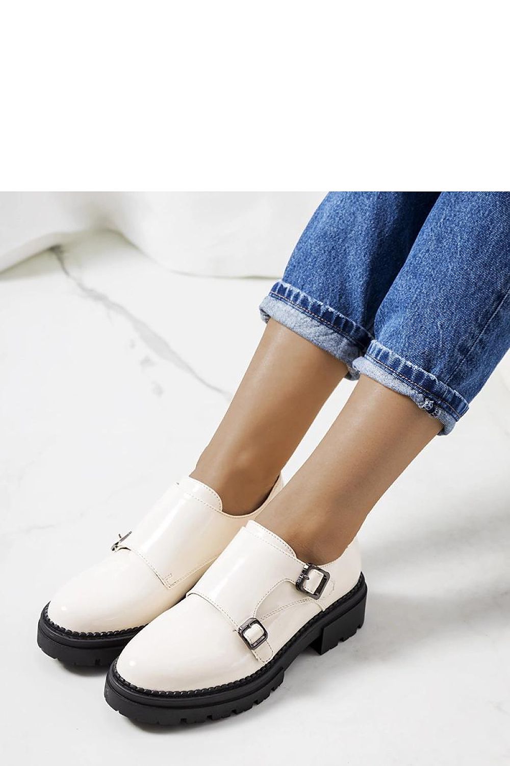   Beżowe lakierowane półbuty Valks - Solea 