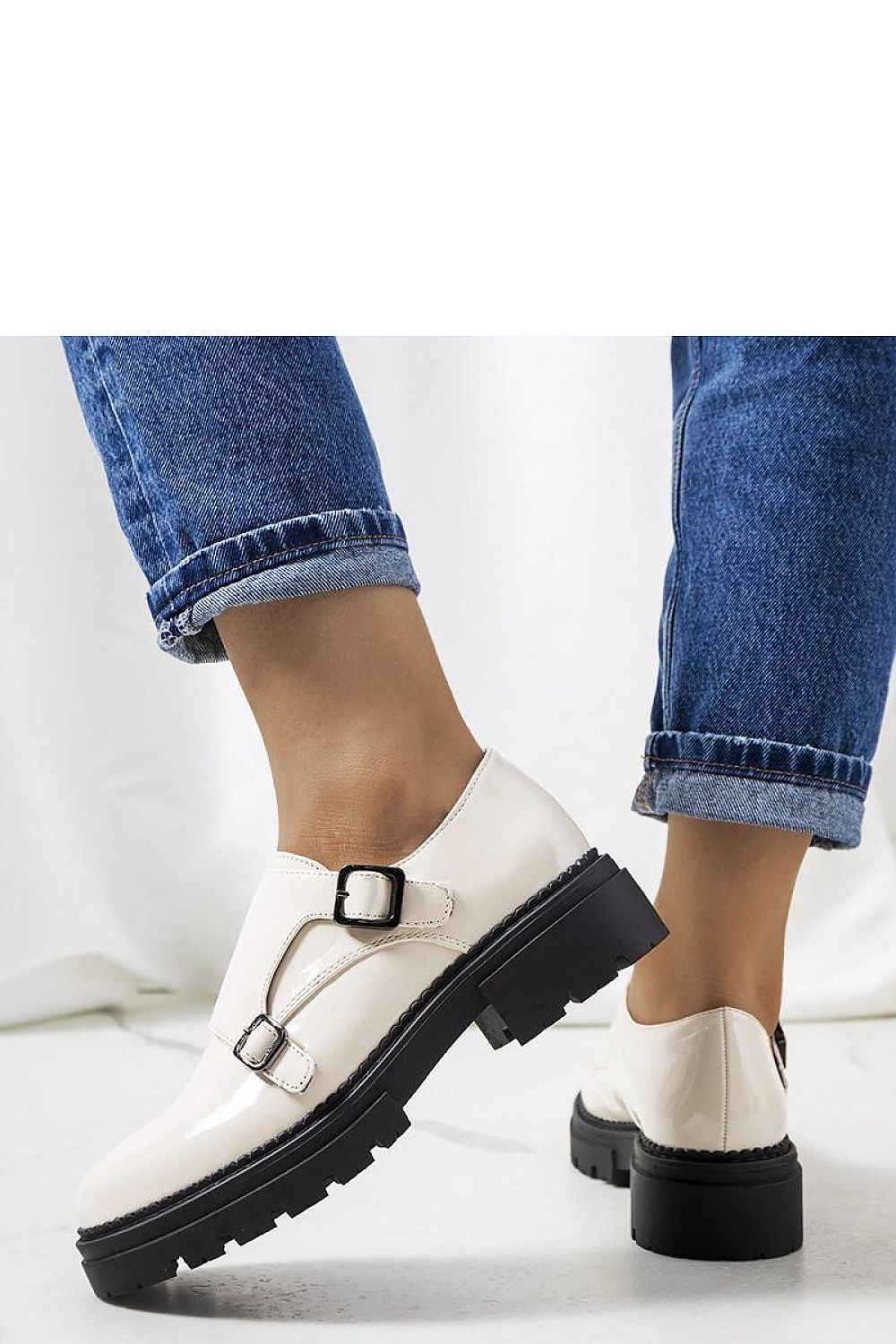   Beżowe lakierowane półbuty Valks - Solea 