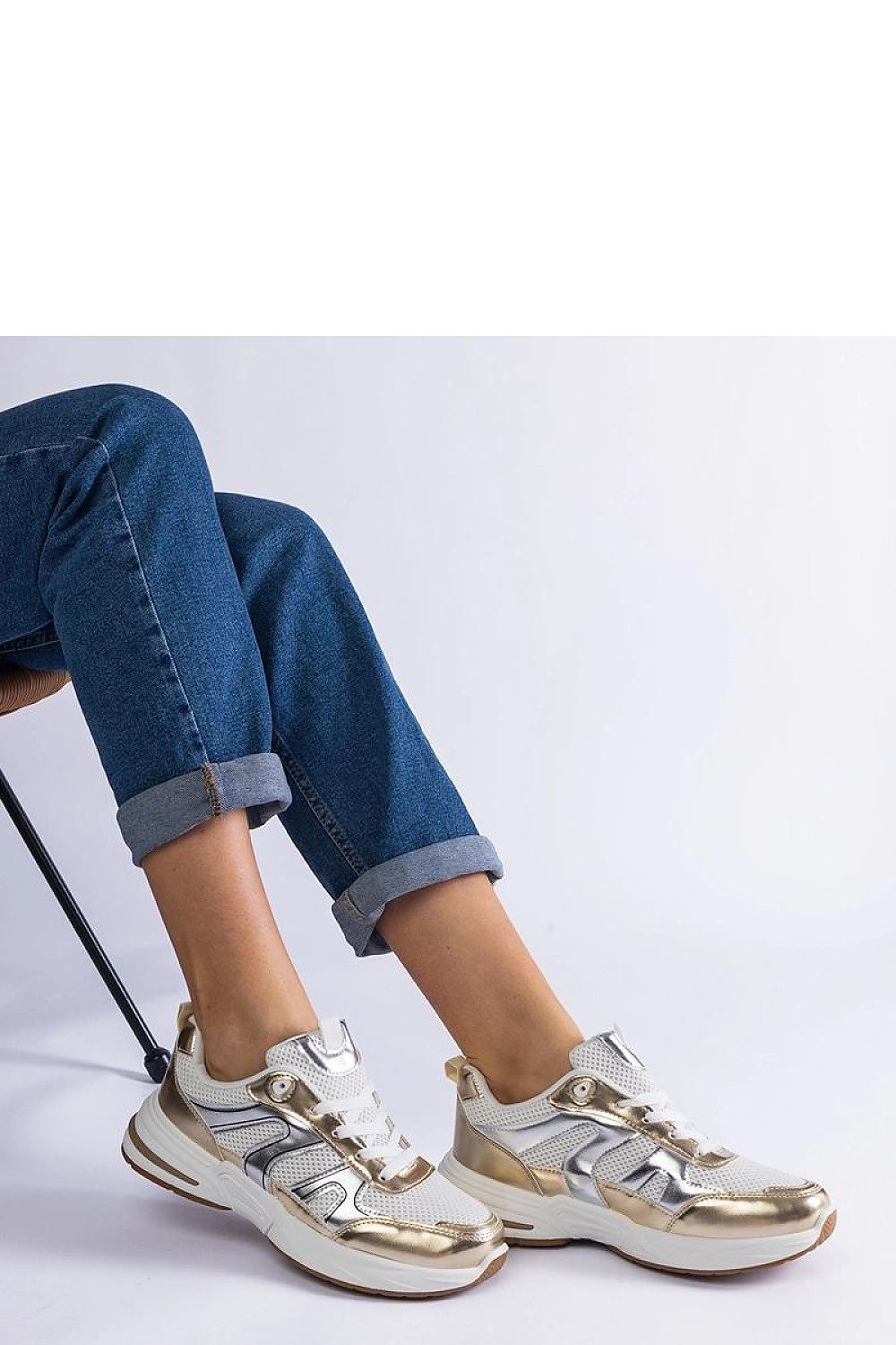   Materiałowe sneakersy sportowe ze złotymi wstawkami Elayne - Solea 