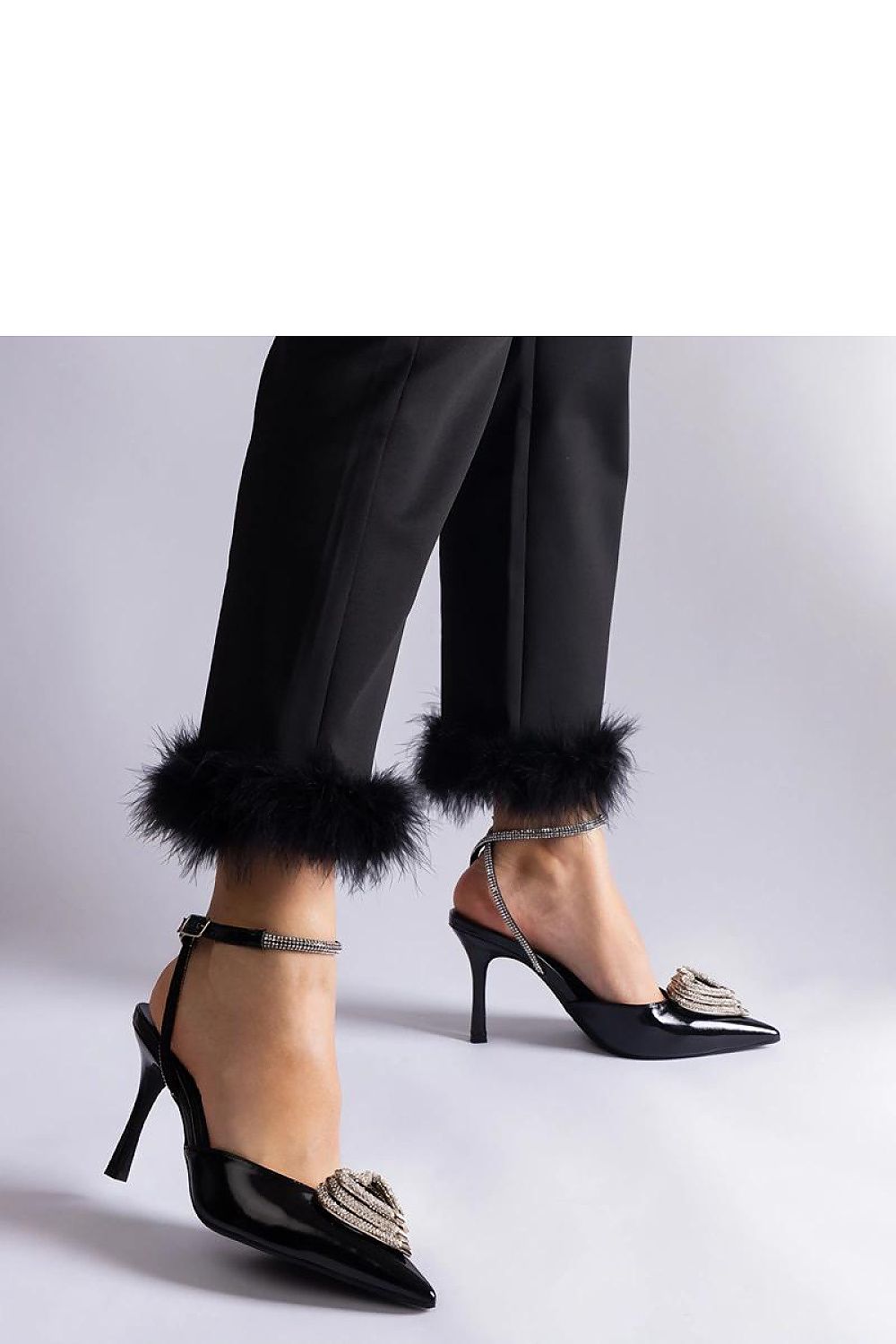   Czarne szpilki z odkrytą pięta zdobione cyrkoniami Isoda - Solea 