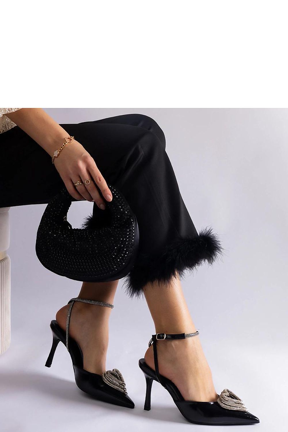   Czarne szpilki z odkrytą pięta zdobione cyrkoniami Isoda - Solea 