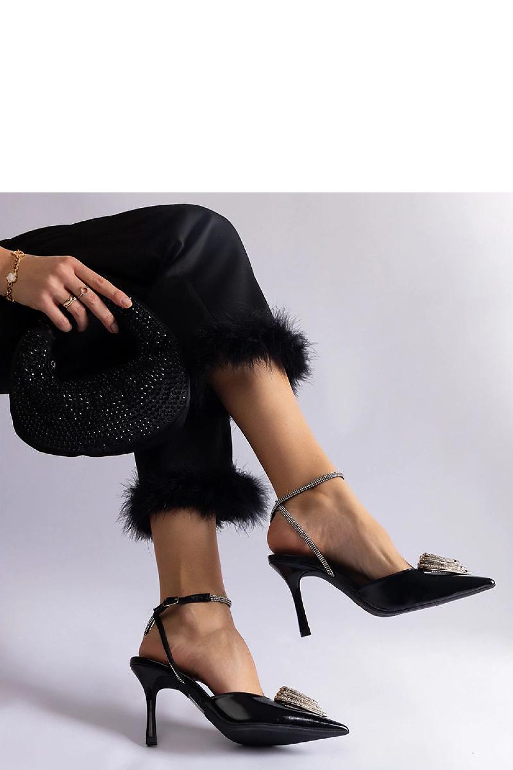   Czarne szpilki z odkrytą pięta zdobione cyrkoniami Isoda - Solea 