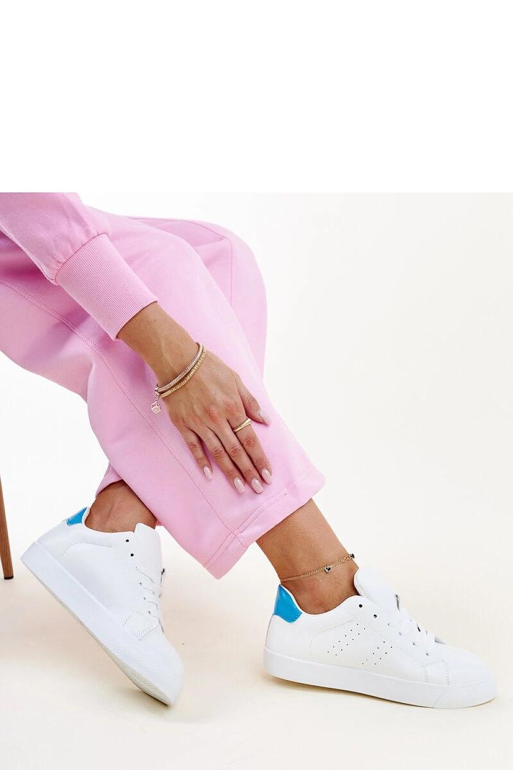   Biało-niebieskie sneakersy Akila - Solea 