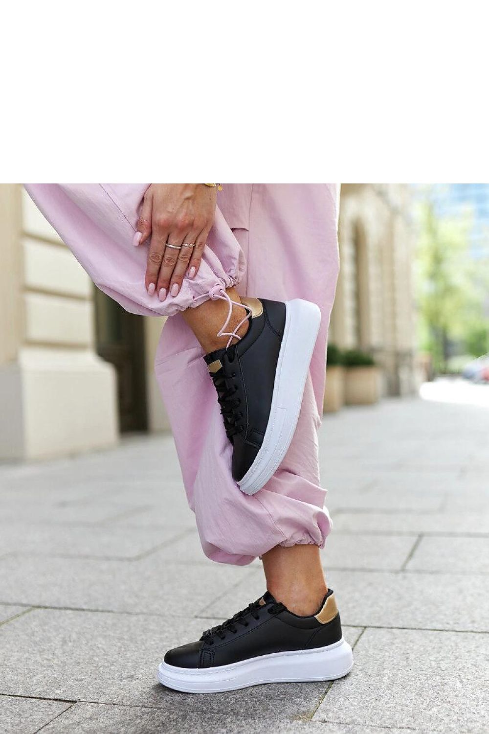   Czarne sneakersy na grubej podeszwie Ivalu - Solea 