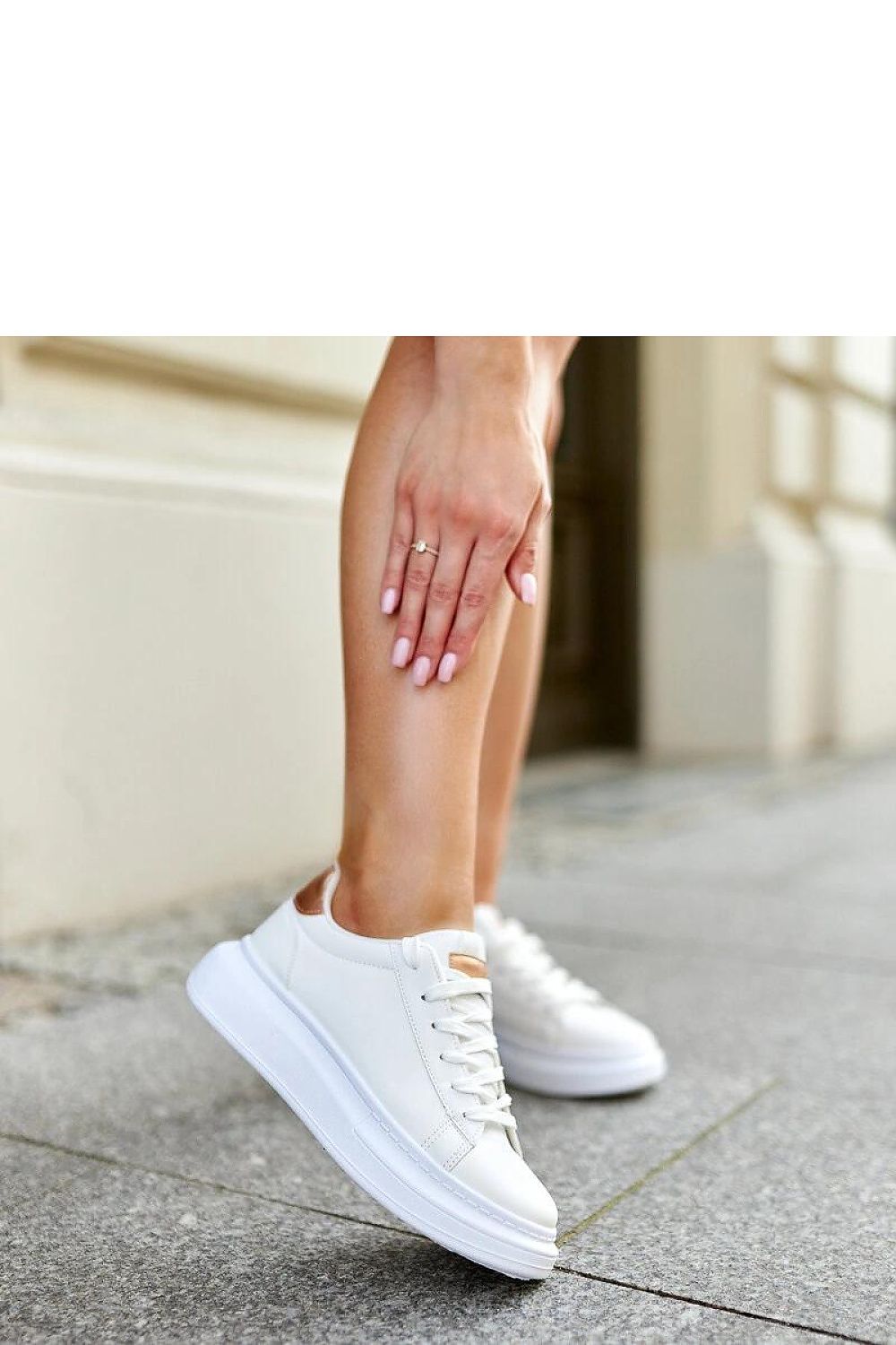   Białe sneakersy na grubej podeszwie Ivalu - Solea 