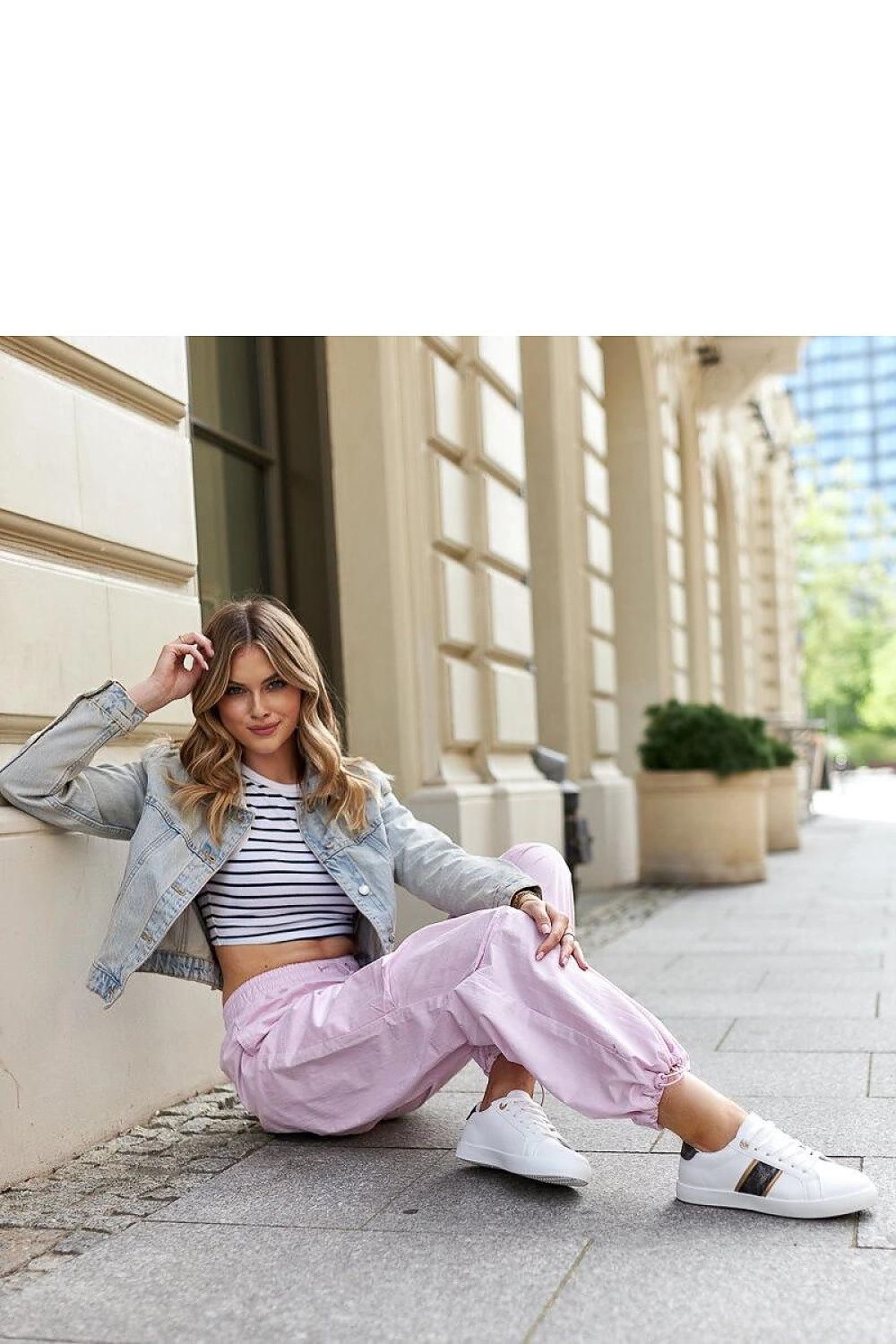   Białe sneakersy z ozdobnym paskiem Grada - Solea 