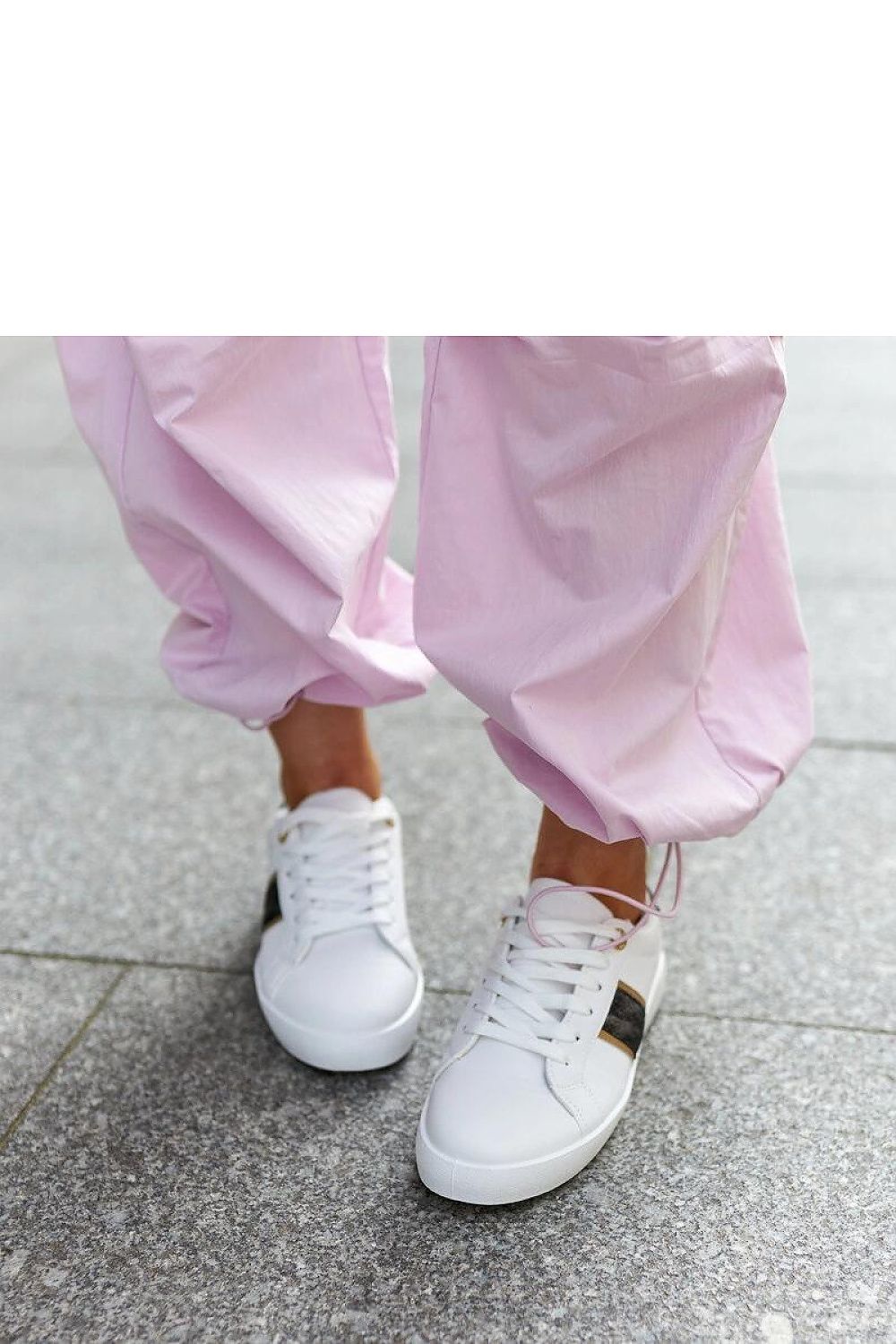   Białe sneakersy z ozdobnym paskiem Grada - Solea 