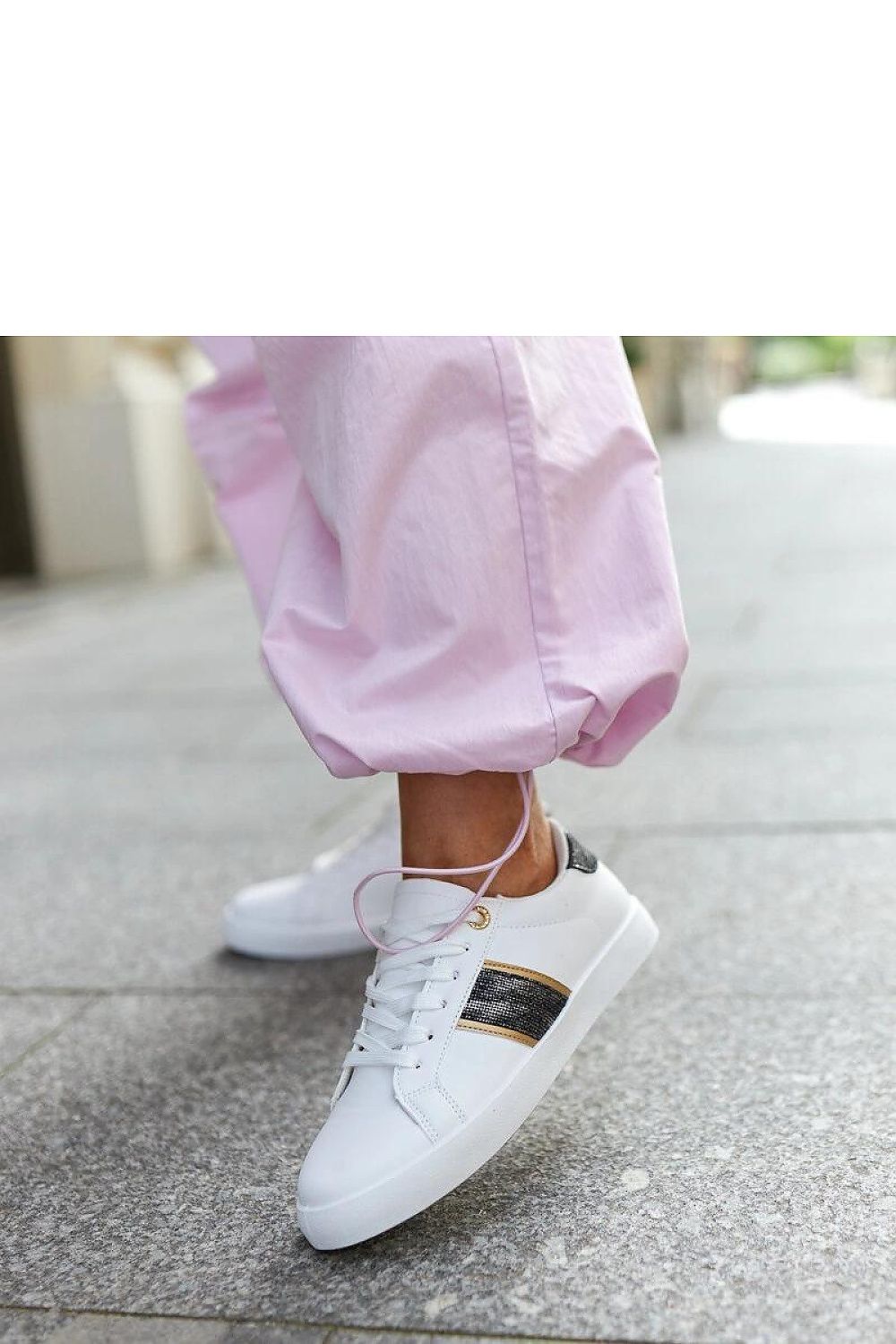   Białe sneakersy z ozdobnym paskiem Grada - Solea 