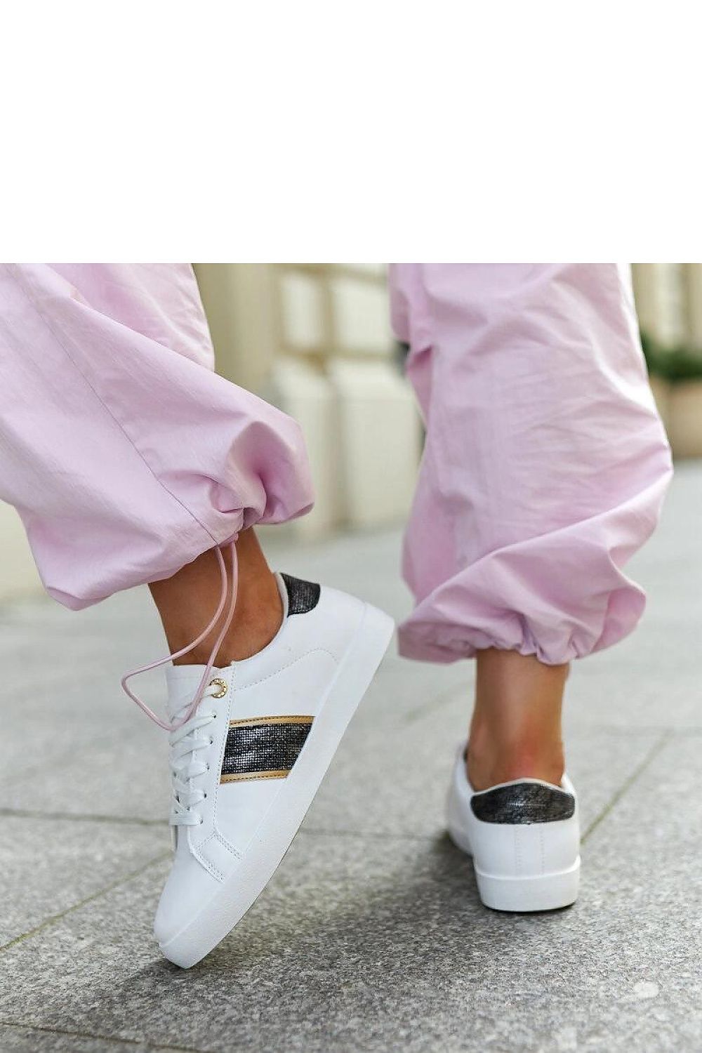   Białe sneakersy z ozdobnym paskiem Grada - Solea 