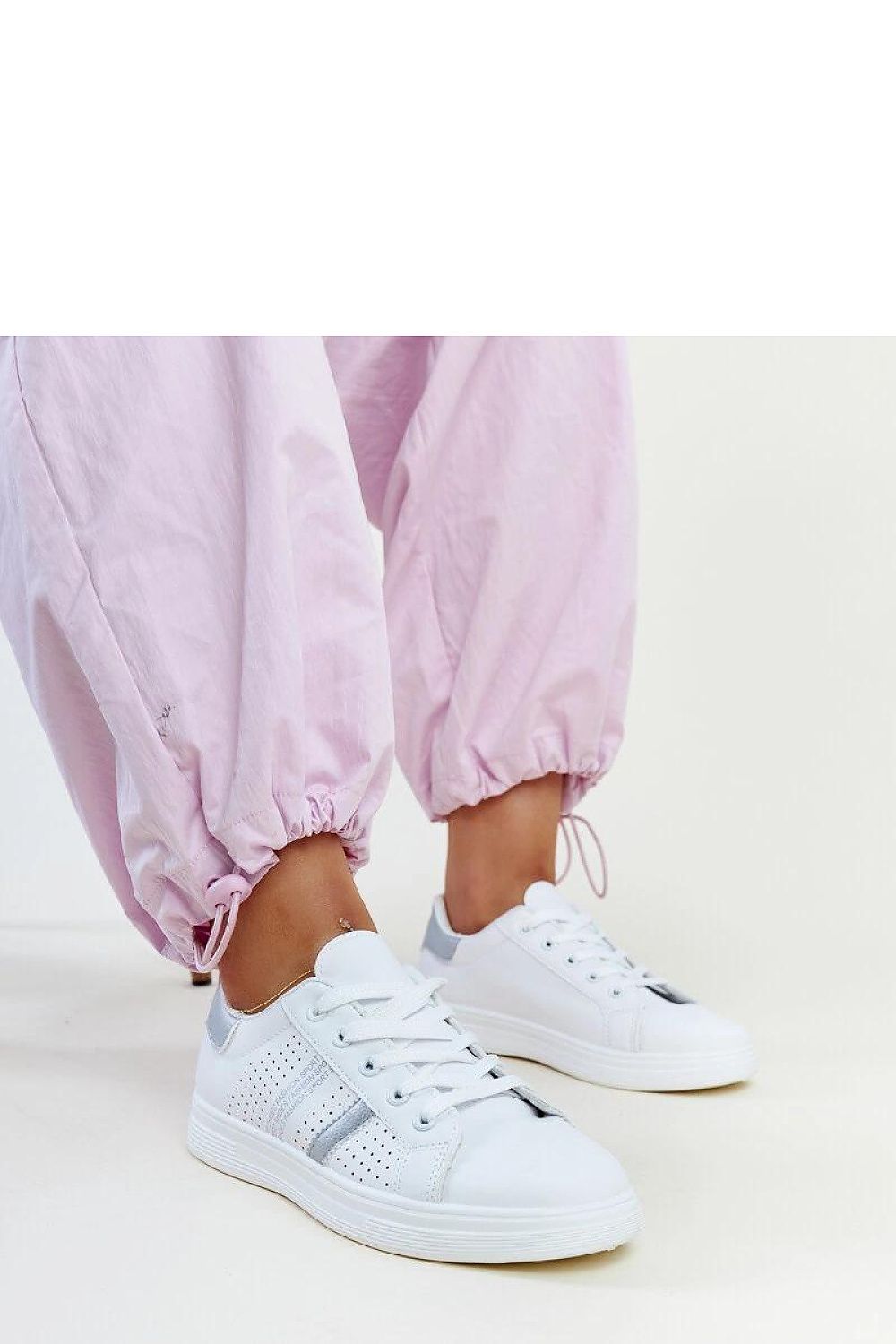   Biało-srebrne sneakersy eko skóra Berdine - Solea 