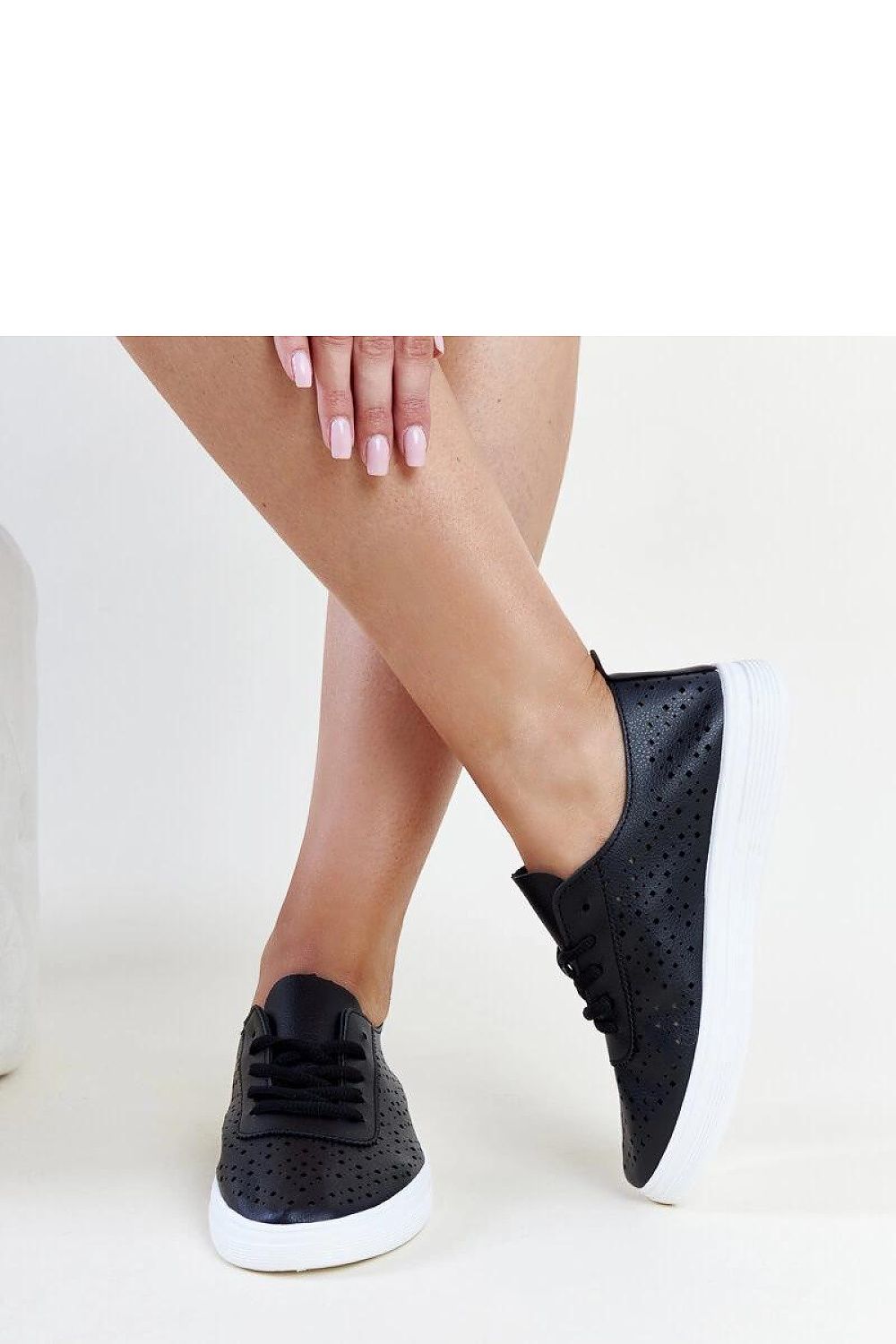   Czarne ażurowe tenisówki Manoek - Solea 