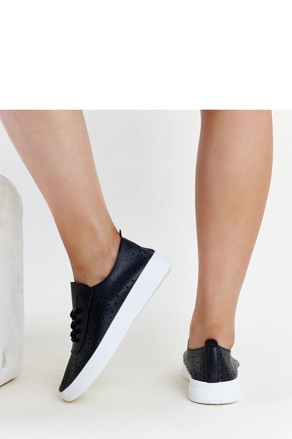   Czarne ażurowe tenisówki Manoek - Solea 