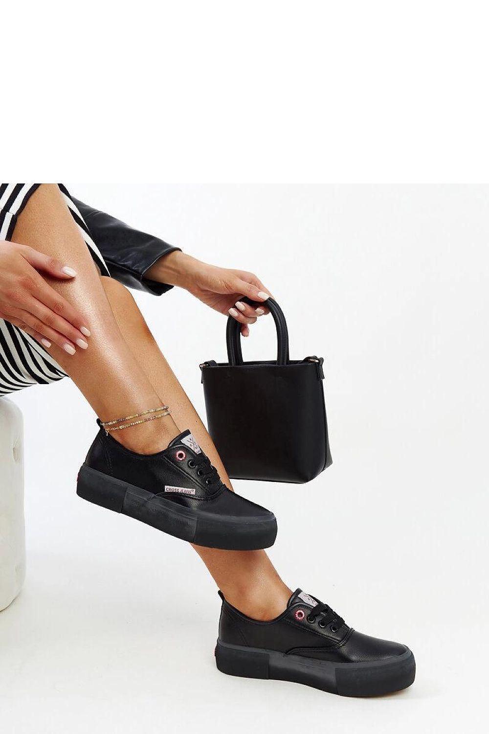   Czarne damskie trampki CROSS JEANS - Solea 