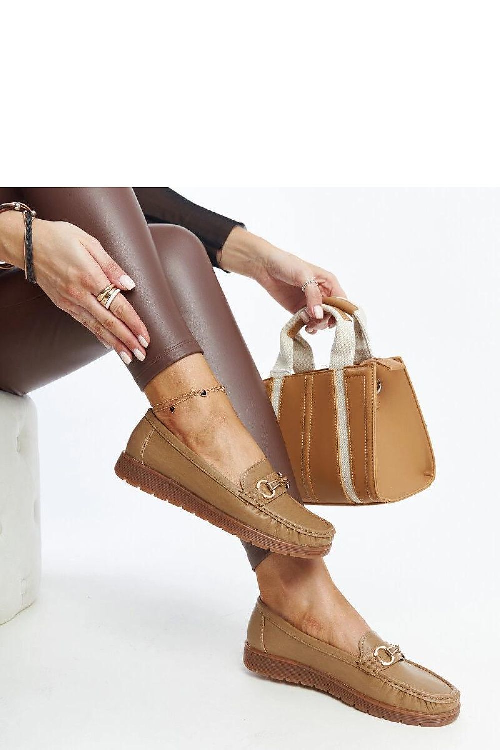   Ciemnobeżowe mokasyny z klamerką Anisah - Solea 