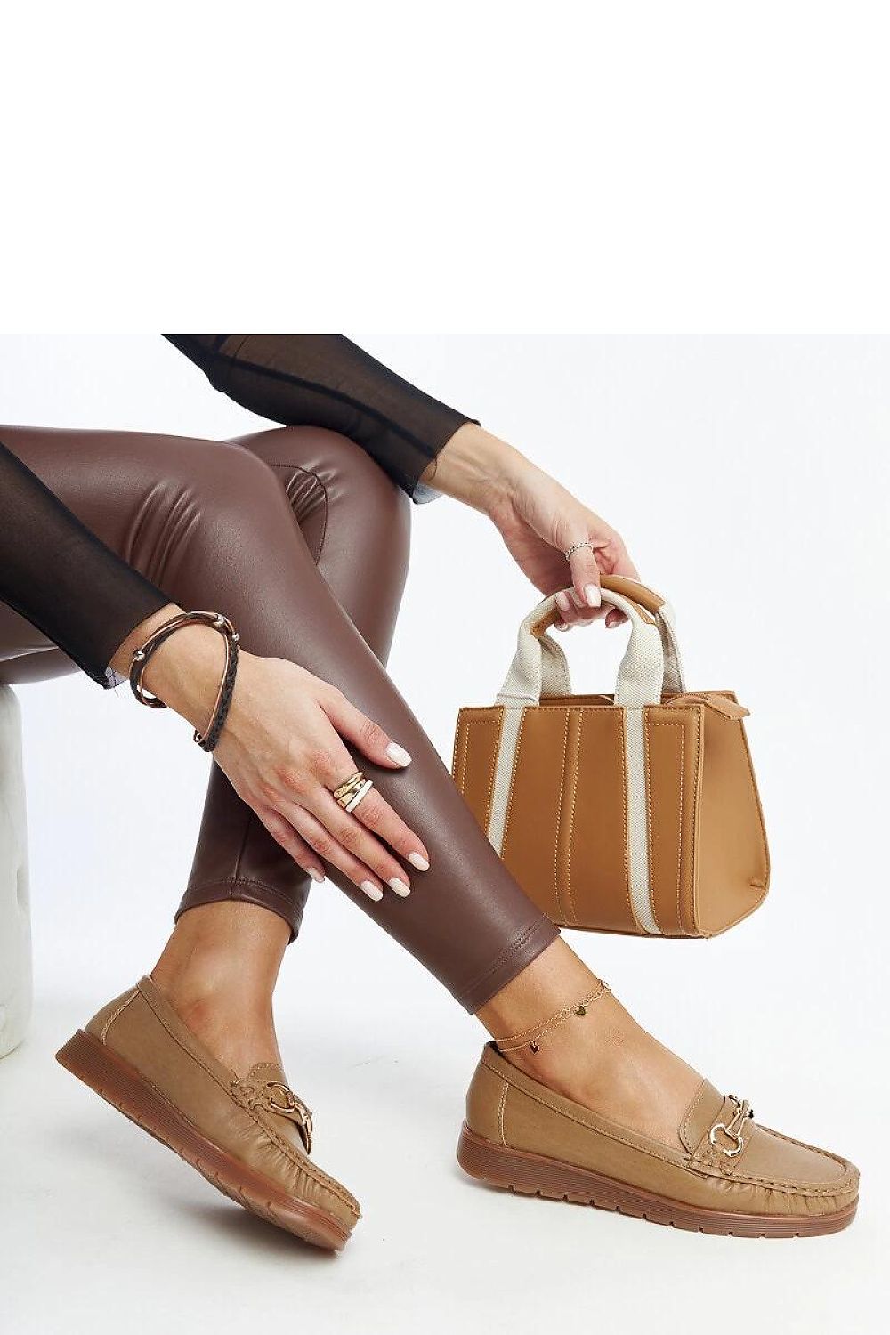   Ciemnobeżowe mokasyny z klamerką Anisah - Solea 