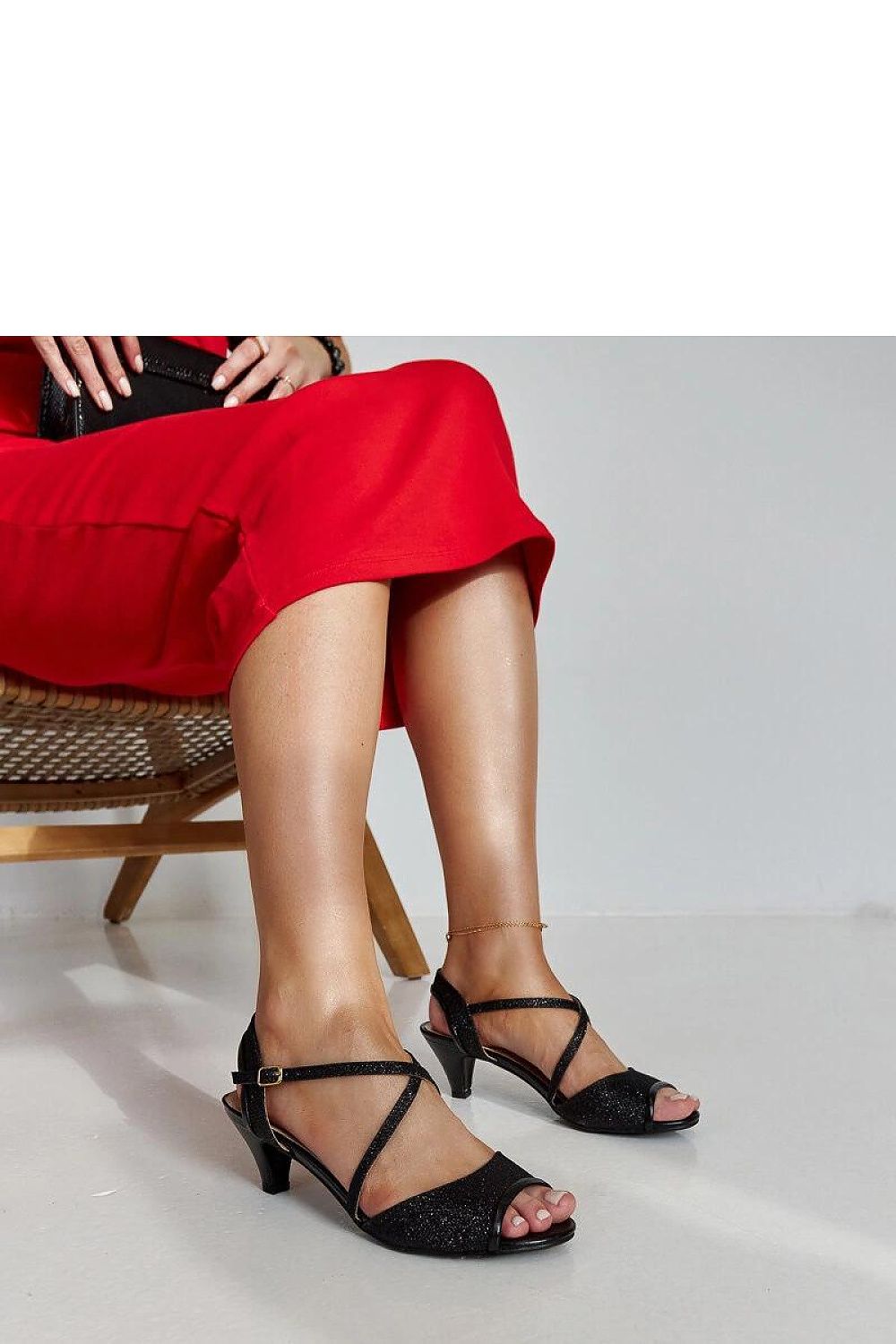  Sandał Czarne błyszczące sandały na szpilce Tomica - Solea 