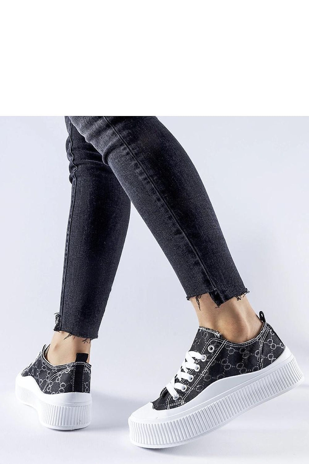   Czarne trampki zdobione monogramem Cavi - Solea 