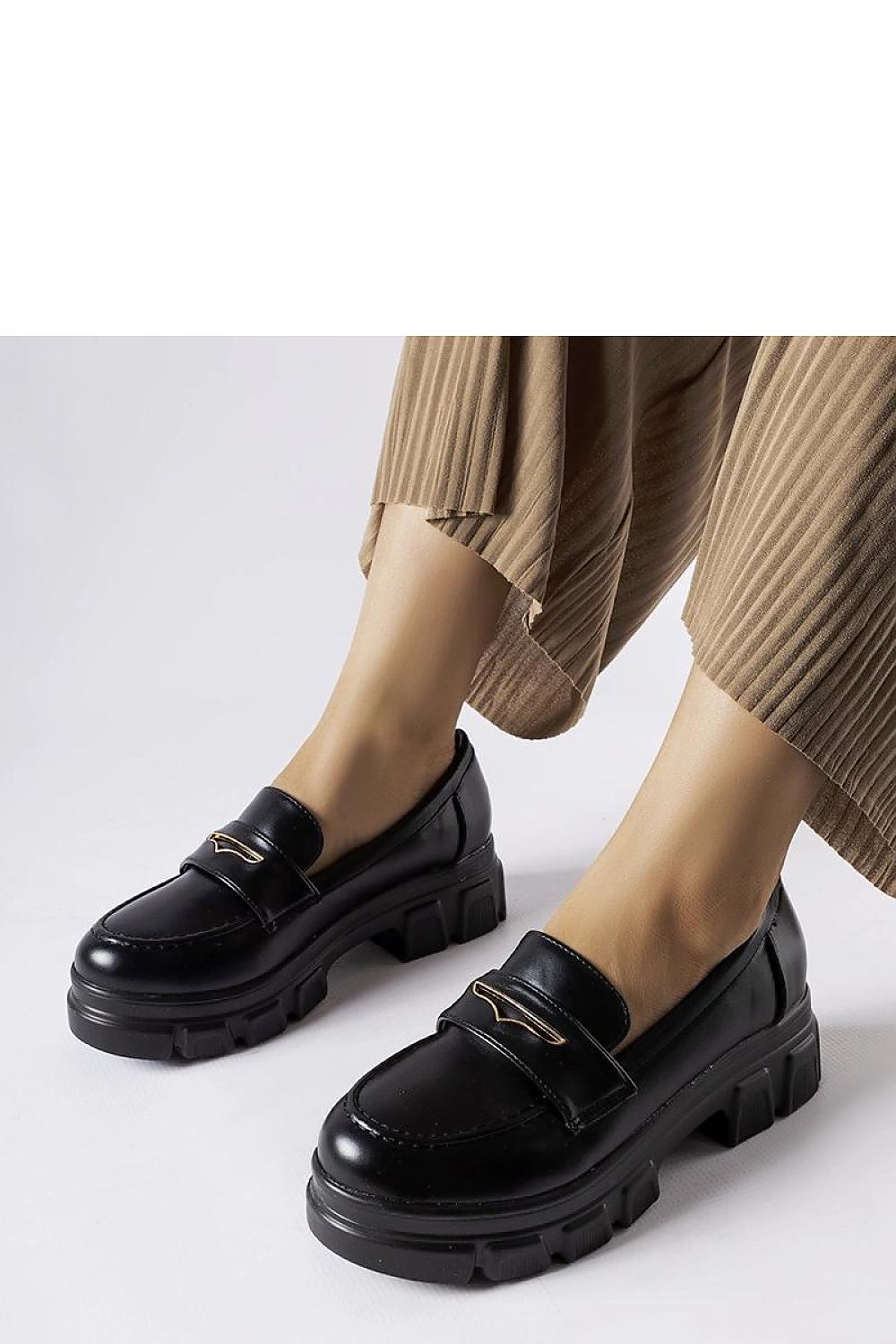   Czarne mokasyny z widocznym bieżnikiem Fuori - Solea 