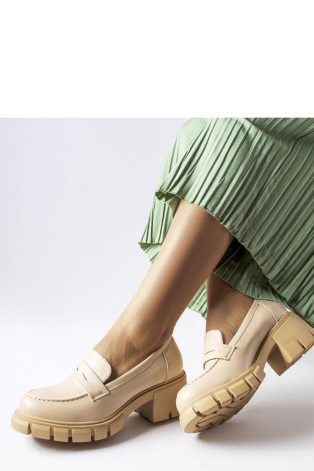   Beżowe klasyczne mokasyny na klocku Dina - Solea 