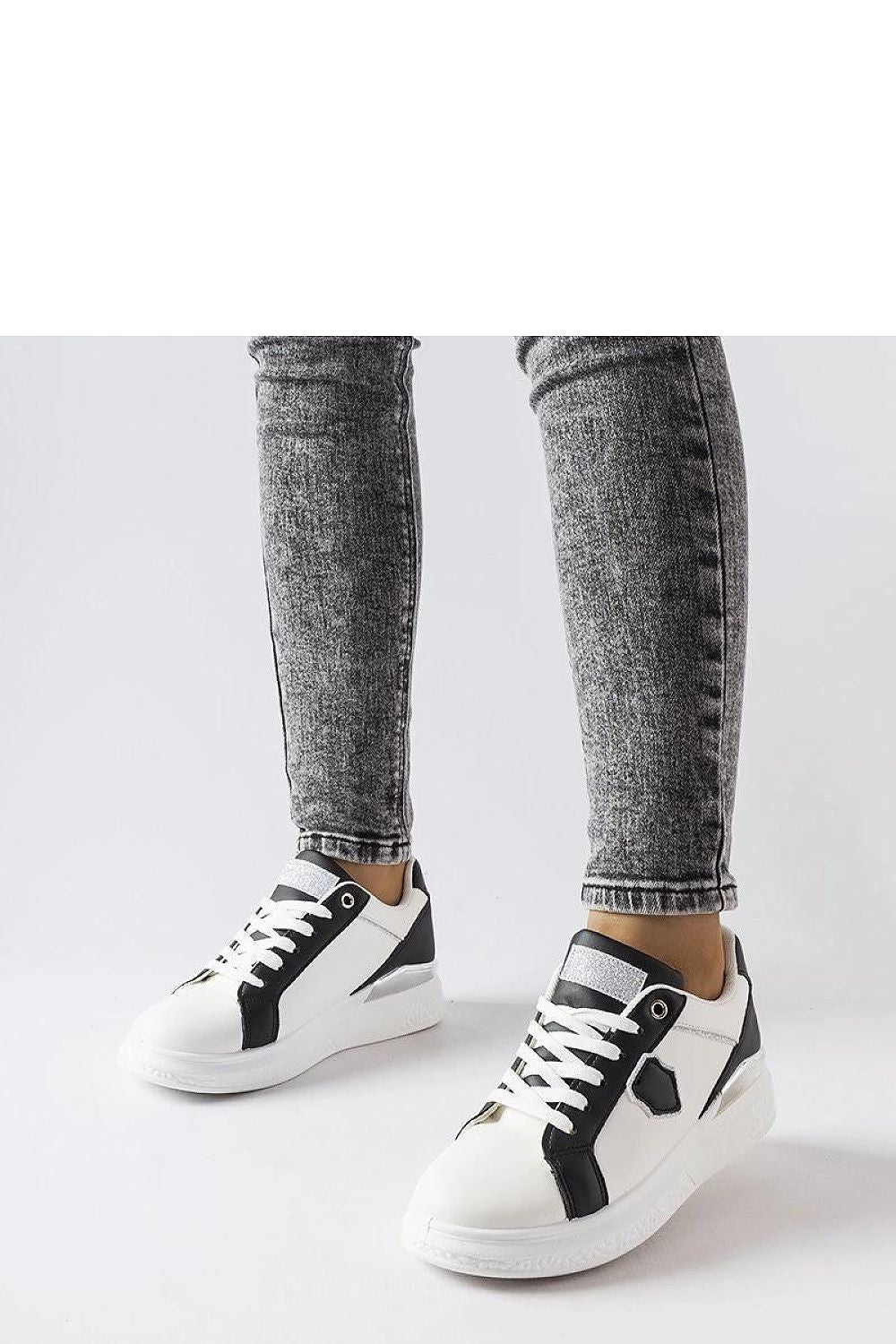   Biało-czarne sneakersy ze srebrnym akcentem Via - Solea 