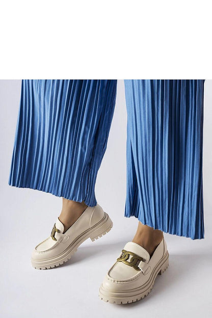   Beżowe mokasyny ozdobione klamerką Schlanders - Solea 