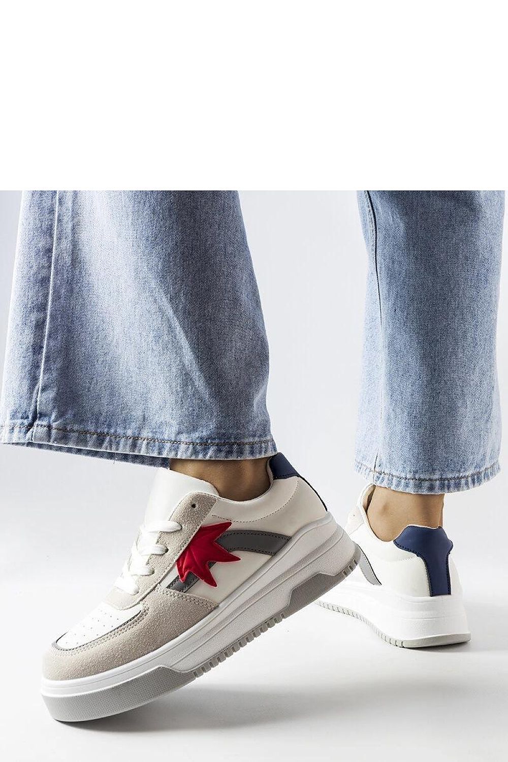   Białe sneakersy z eko zamszową wstawką Kollins - Solea 