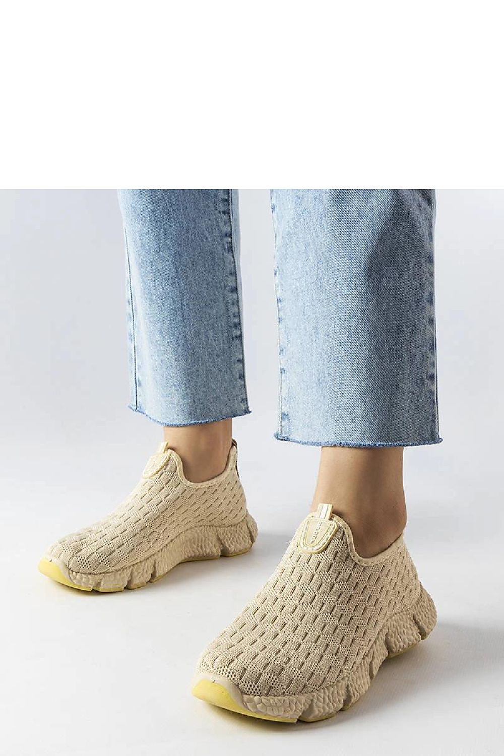   Jasnobeżowe sportowe sneakersy wsuwane  Obenor - Solea 