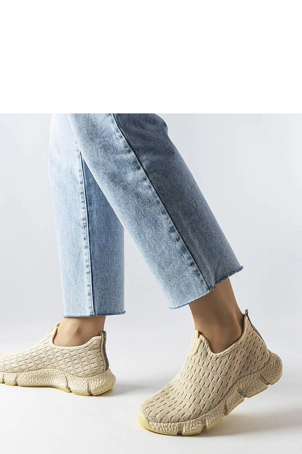   Jasnobeżowe sportowe sneakersy wsuwane  Obenor - Solea 