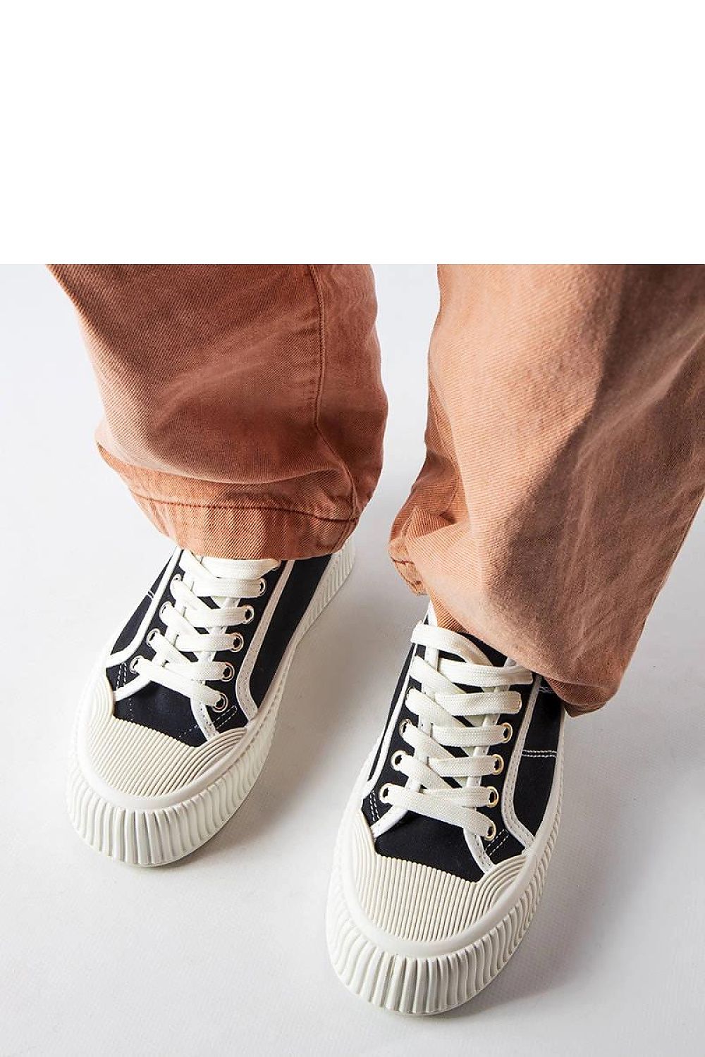   Czarne trampki na platformie Castanthei - Solea 