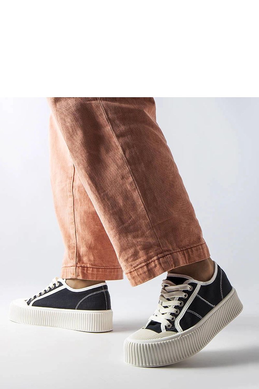   Czarne trampki na platformie Castanthei - Solea 