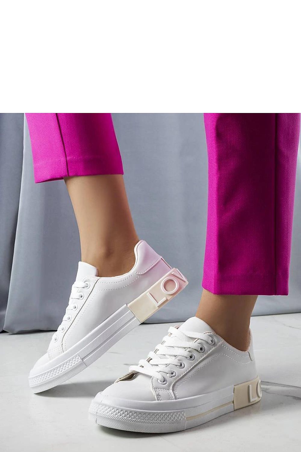   Biało-beżowe tenisówki zdobione napisem Nora - Solea 