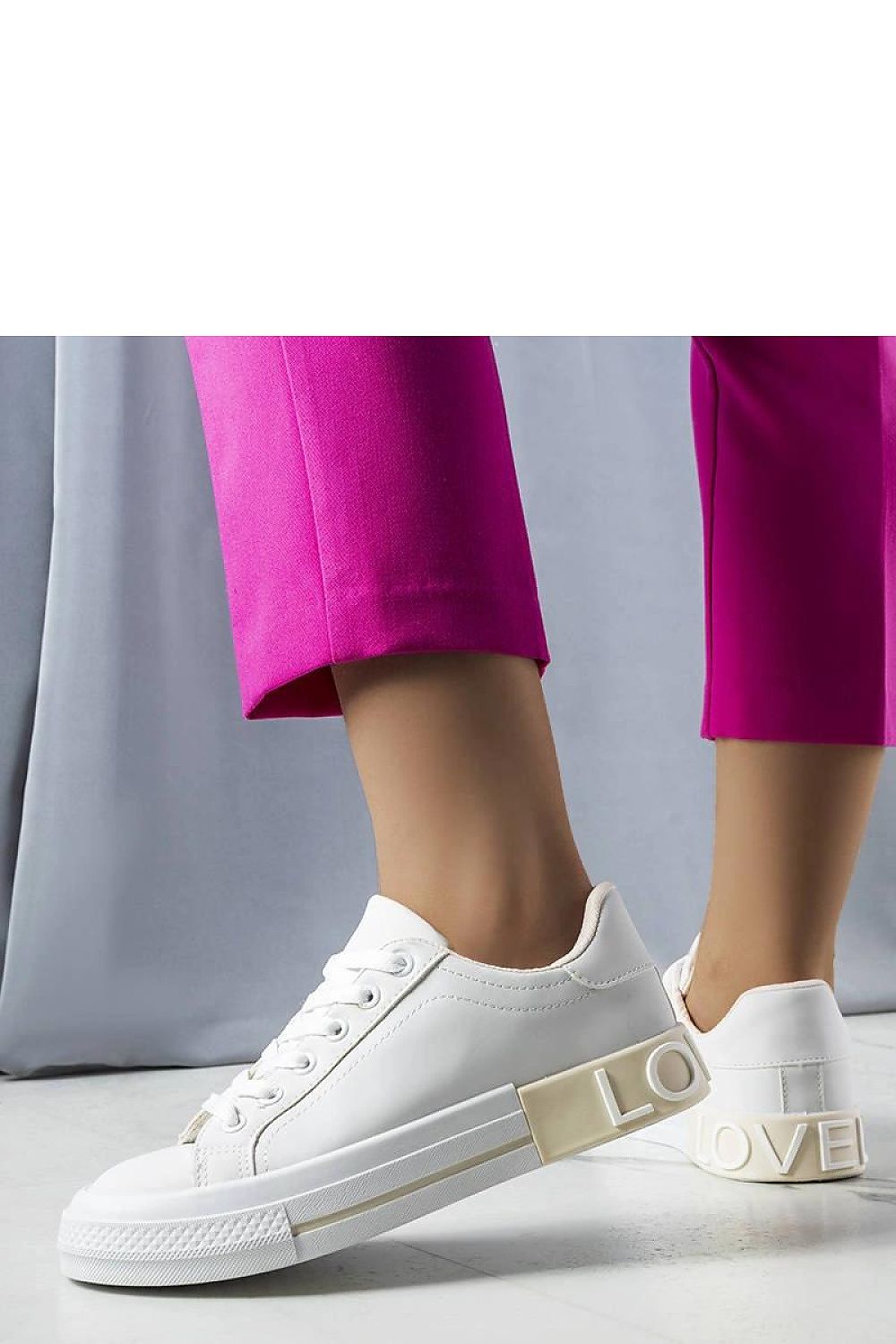   Biało-beżowe tenisówki zdobione napisem Nora - Solea 