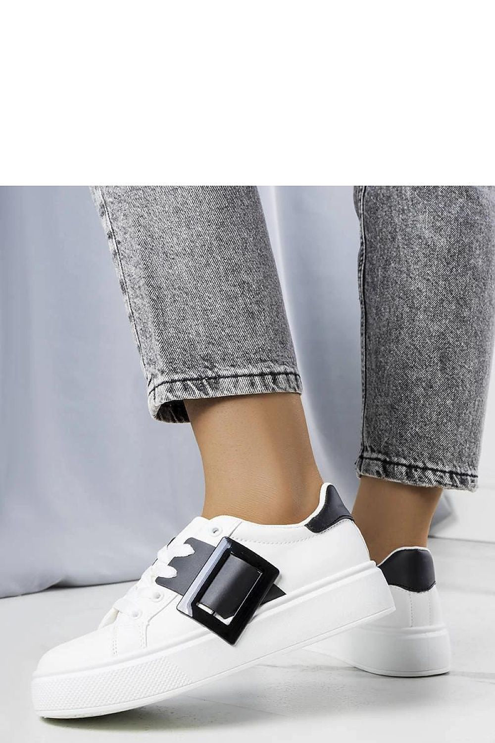   Białe sneakersy zdobione czarną klamerką Toni - Solea 