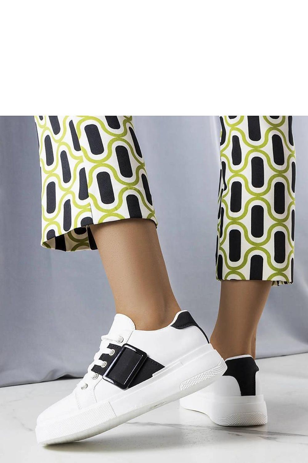   Białe sneakersy zdobione czarną klamerką Erin - Solea 