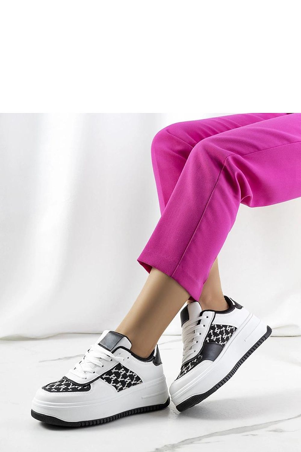   Białe sneakersy na wysokiej podeszwie Valpara - Solea 