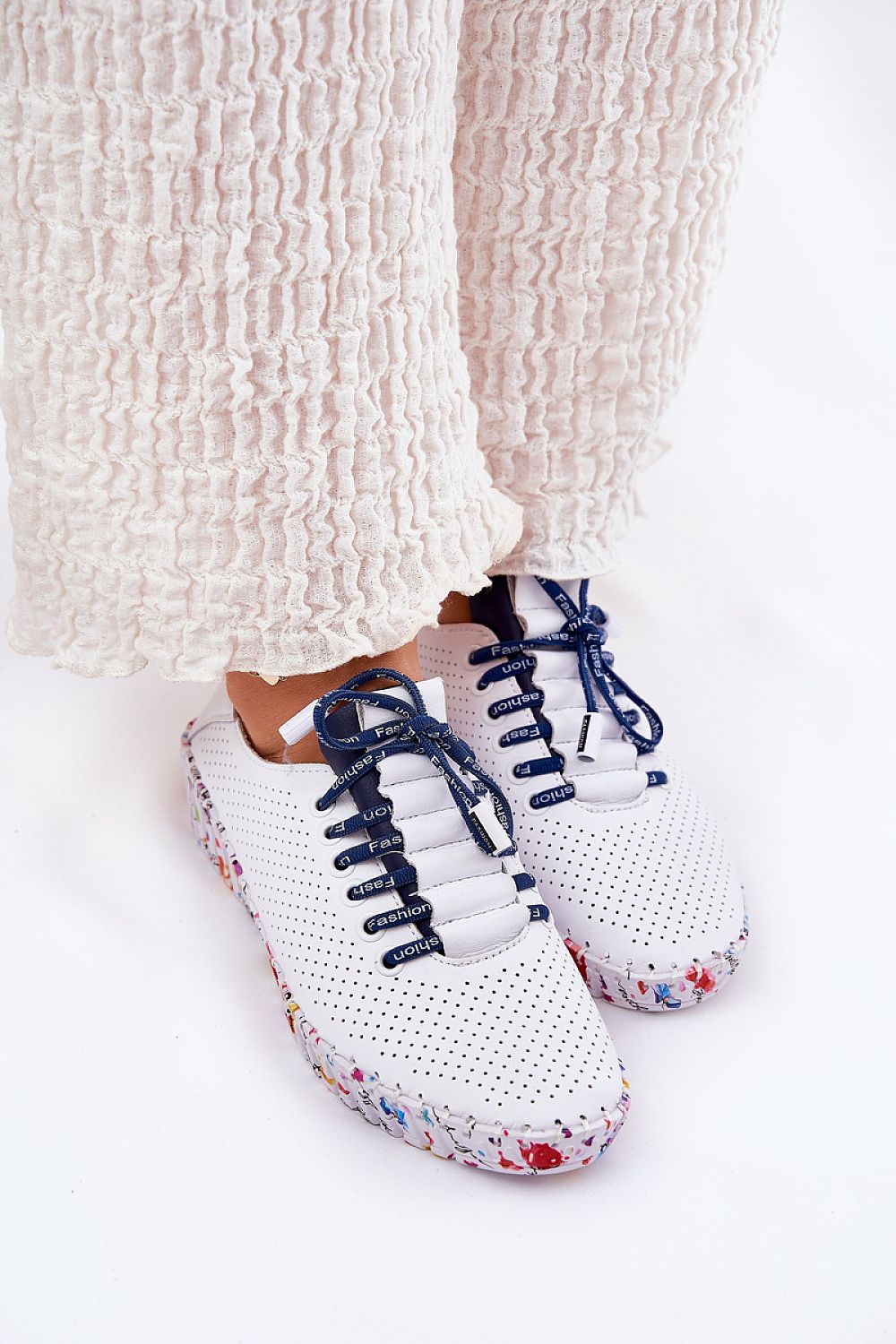   Półbuty Model Artiker 52C1713 White/Navy - Step in style 